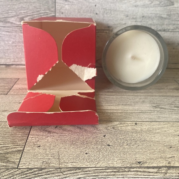 Aquiesse Winter Currant Luxury Scented Candle 6.5 oz - Picture 2 of 2